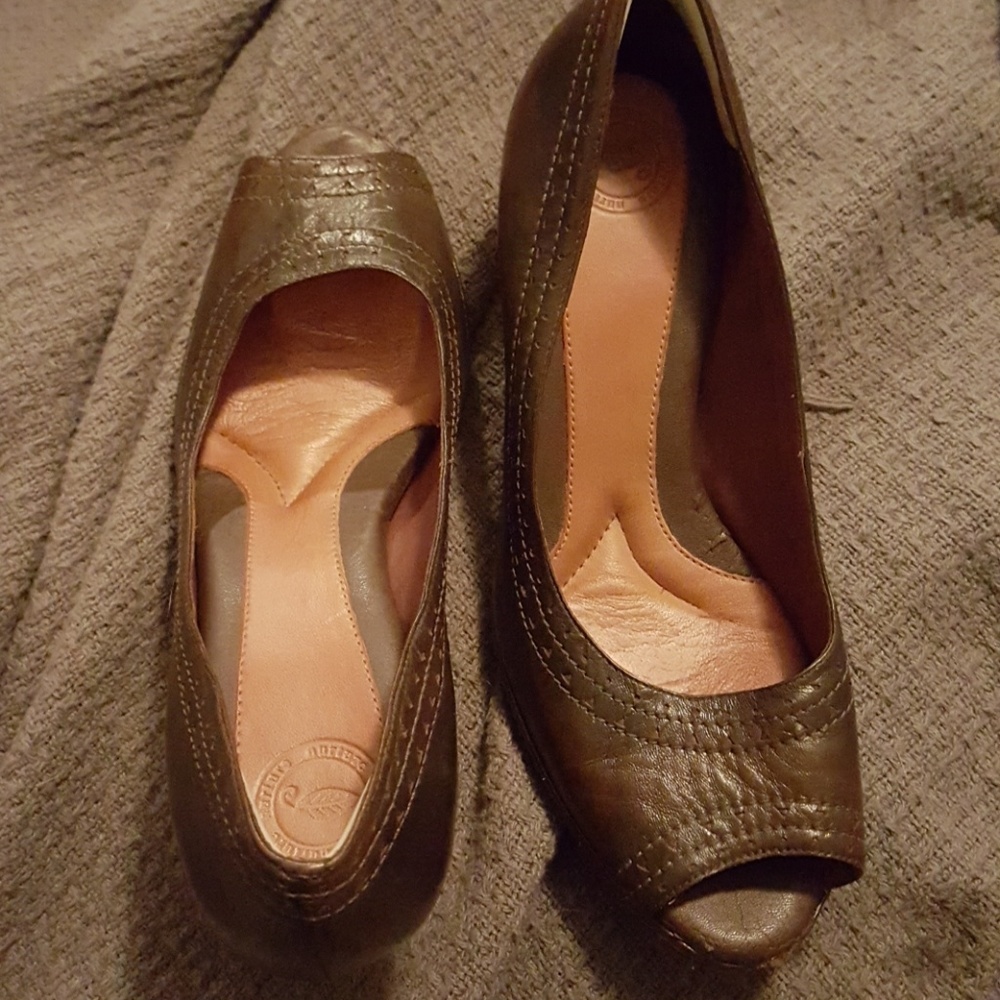 Casual brown heels